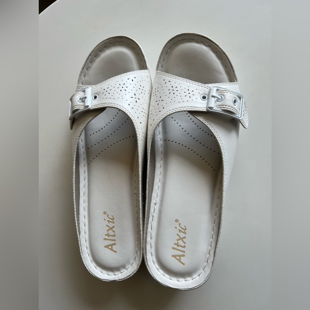 Casual wedge
